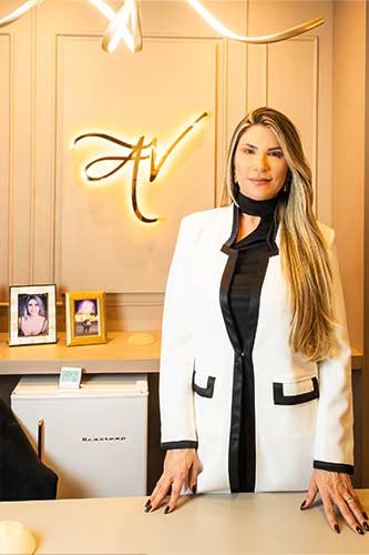 Dra Aneliza Vittorazzi na Clinica | Dra. Aneliza Vittorazzi especialista em medicina regenerativa, alopecia androgenética e queimaduras