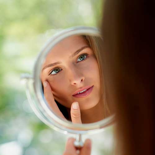 mulher cirurgia plastica faciais | Dra. Aneliza Vittorazzi especialista em medicina regenerativa, alopecia androgenética e queimaduras
